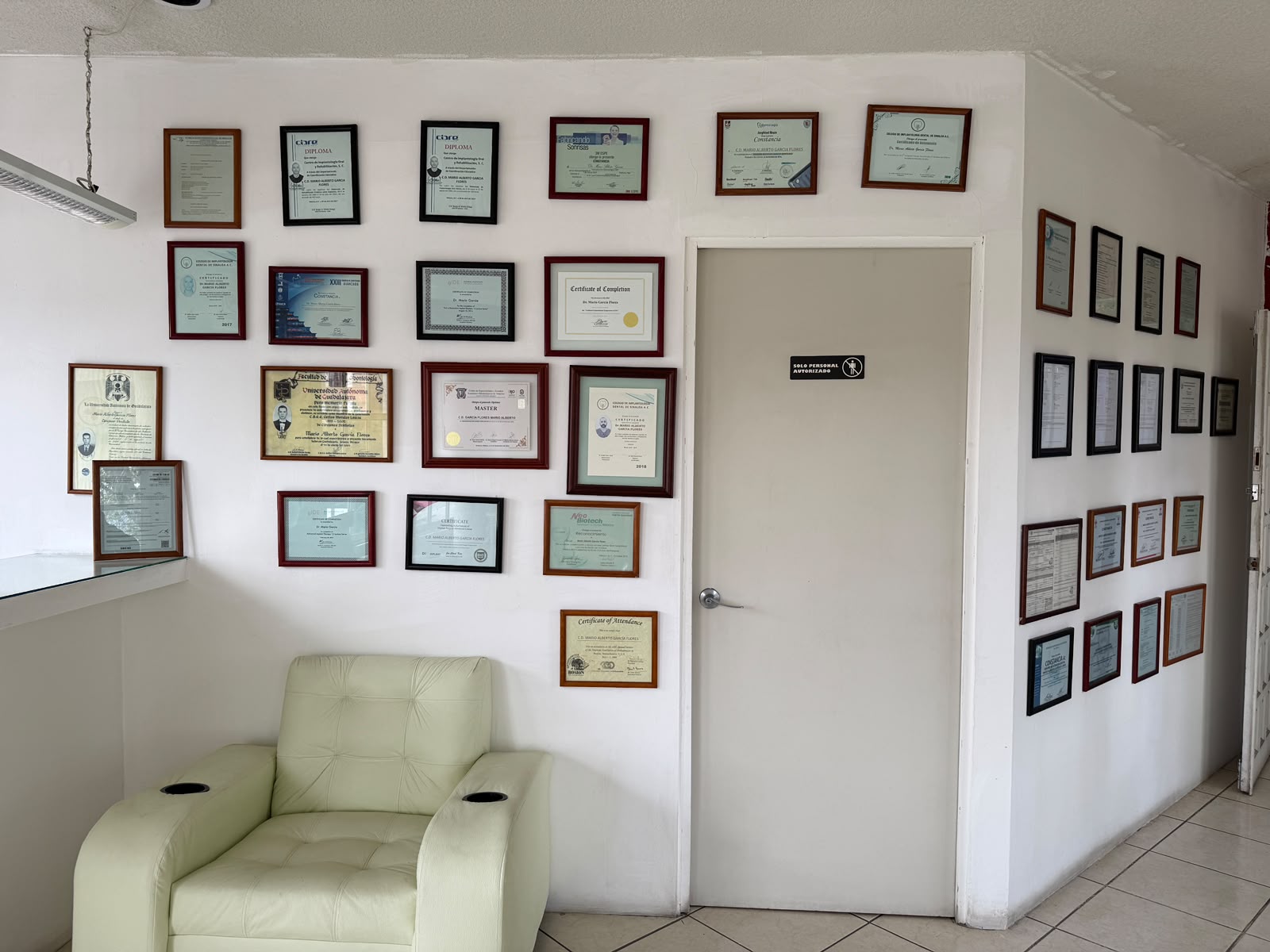 Diplomas y certificaciones en el consultorio del Dr. Mario